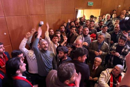 chp-il-kongresinde-yumruklar-havada-ucustu