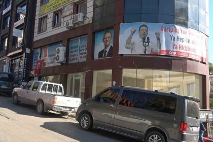 chpde-demokrasi-isyani-il-baskani-ve-yonetim-kendilerini-binaya-kilitleyip-eylem-baslatti