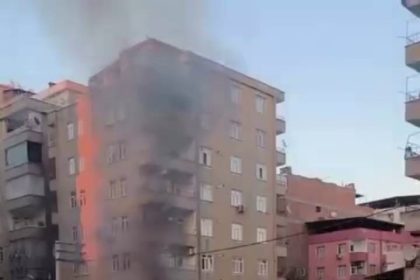 diyarbakirda-seyir-halindeki-arac-alev-topuna-dondu