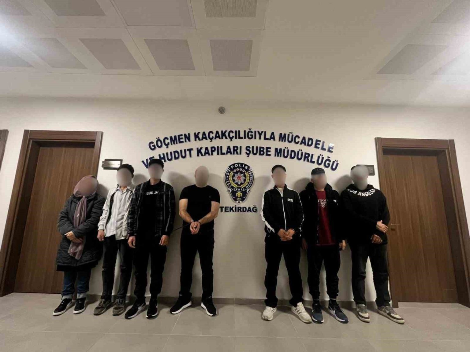dugun-araci-susu-verilen-otomobilden-5-kacak-gocmen-cikti