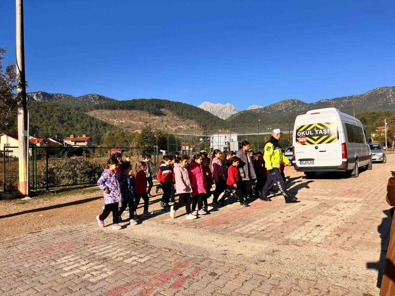 egirdir-jandarmasindan-ogrencilere-trafik-dersi