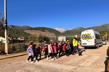 egirdir-jandarmasindan-ogrencilere-trafik-dersi