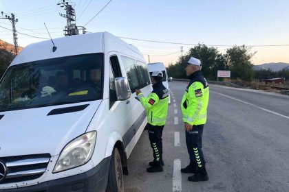 egirdirde-jandarma-trafik-uygulamasinda-4-servis-aracina-ceza-kesildi