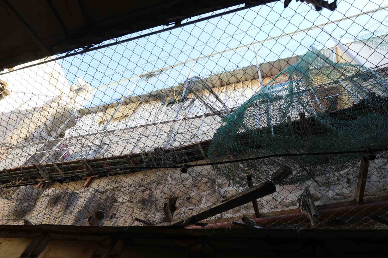 el-halilde-yahudi-tacizi-filistinlileri-kafes-altinda-yasatiyor