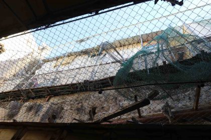 el-halilde-yahudi-tacizi-filistinlileri-kafes-altinda-yasatiyor