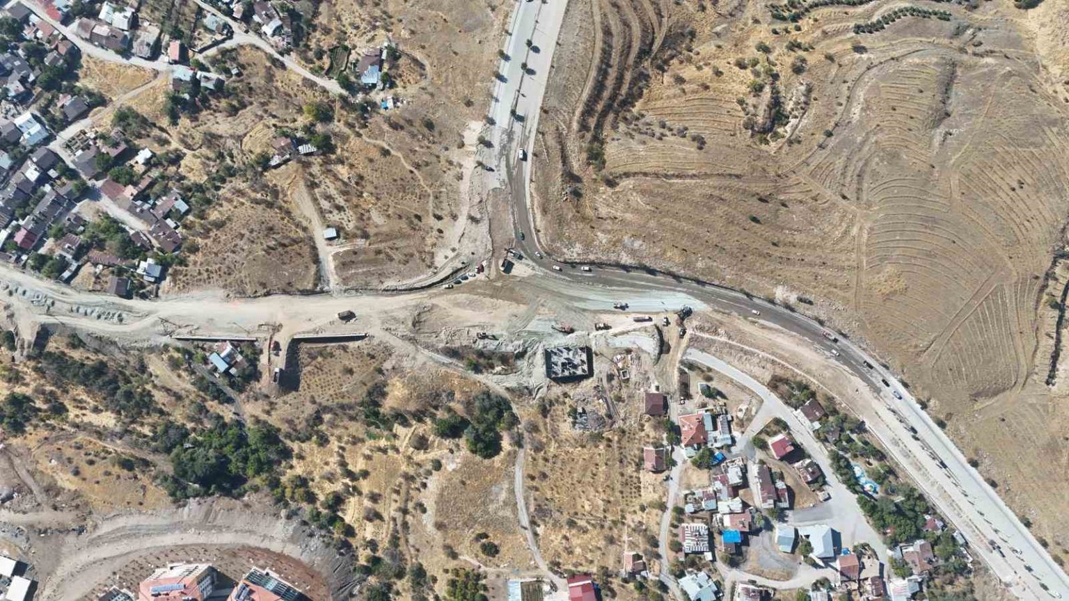 elazigda-yol-genisletme-calismalari-suruyor