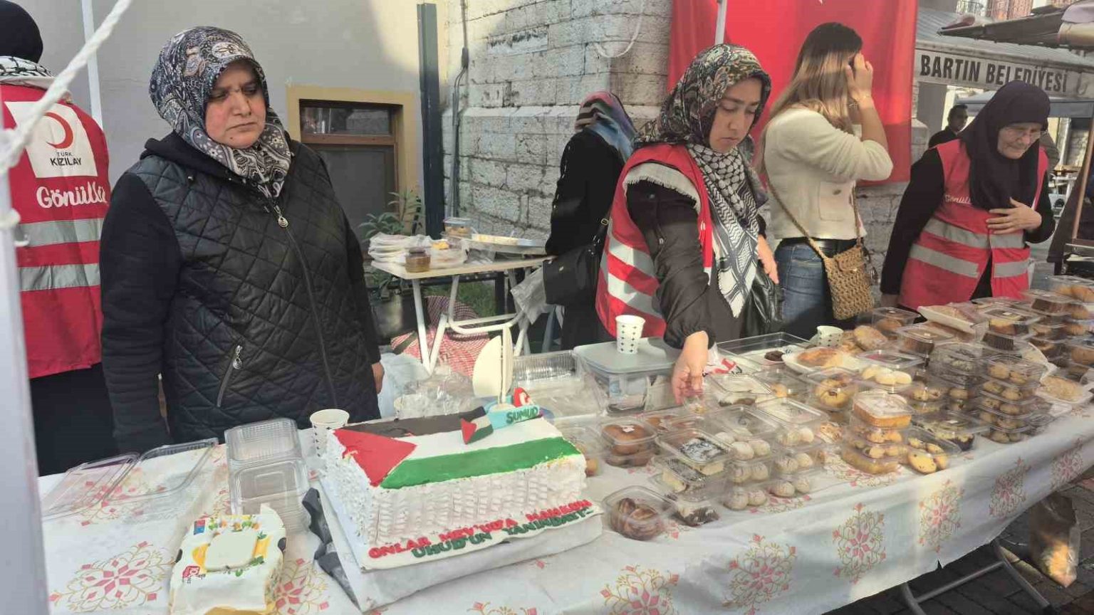 filistin-temali-pasta-6-bin-tlye-satildi