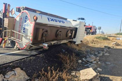 gaziantepte-devrilen-yakit-tankerinin-surucusu-yaralandi-itfaiye-onlem-aldi