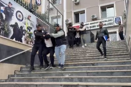 gaziosmanpasada-kuyumcuyu-darp-edip-1-kilo-altin-ve-300-bin-lirayi-caldilar-5-supheli-karsta-yakalandi