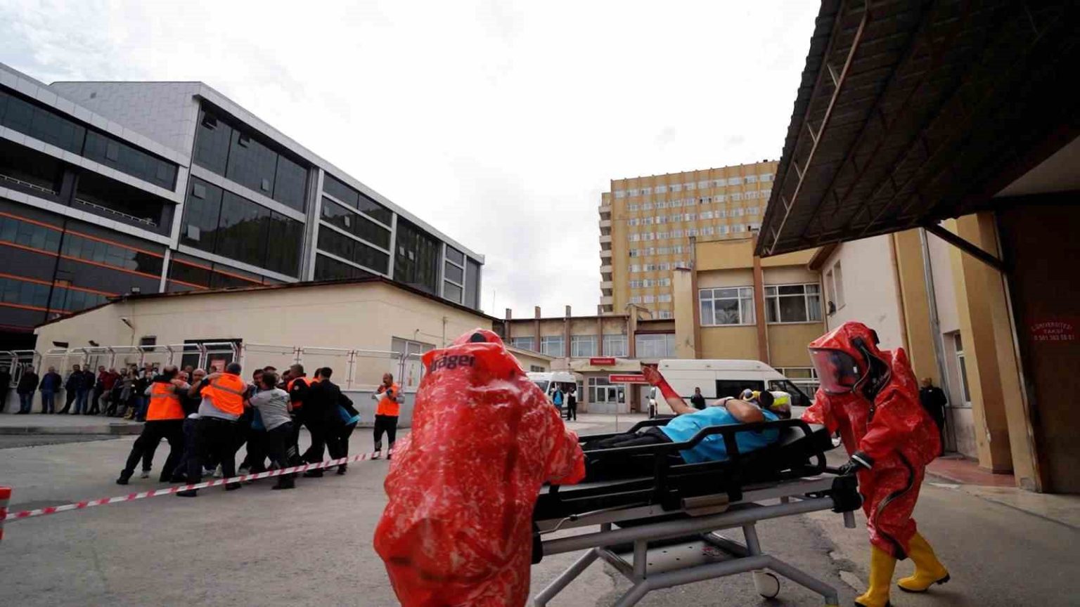 gercegini-aratmayan-tatbikatta-hastanede-mahsur-kalanlar-tahliye-edildi