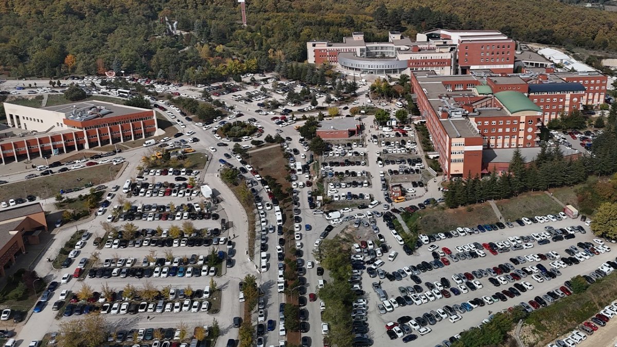 hastane-cevresinde-yol-kenarina-gelisiguzel-park-eden-araclar-ulasimi-aksatiyor