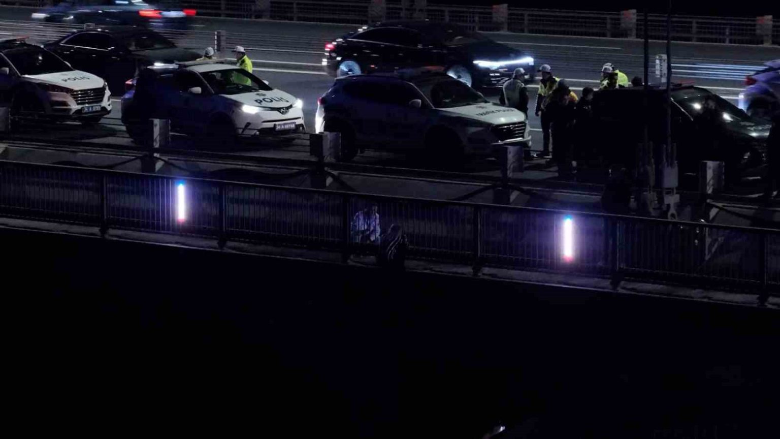 istanbulda-kopruden-atlamak-isteyen-kadini-muzakereci-polis-boyle-ikna-etti