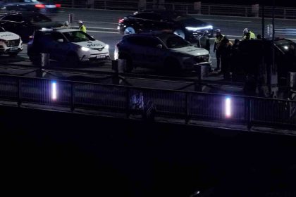 istanbulda-kopruden-atlamak-isteyen-kadini-muzakereci-polis-boyle-ikna-etti