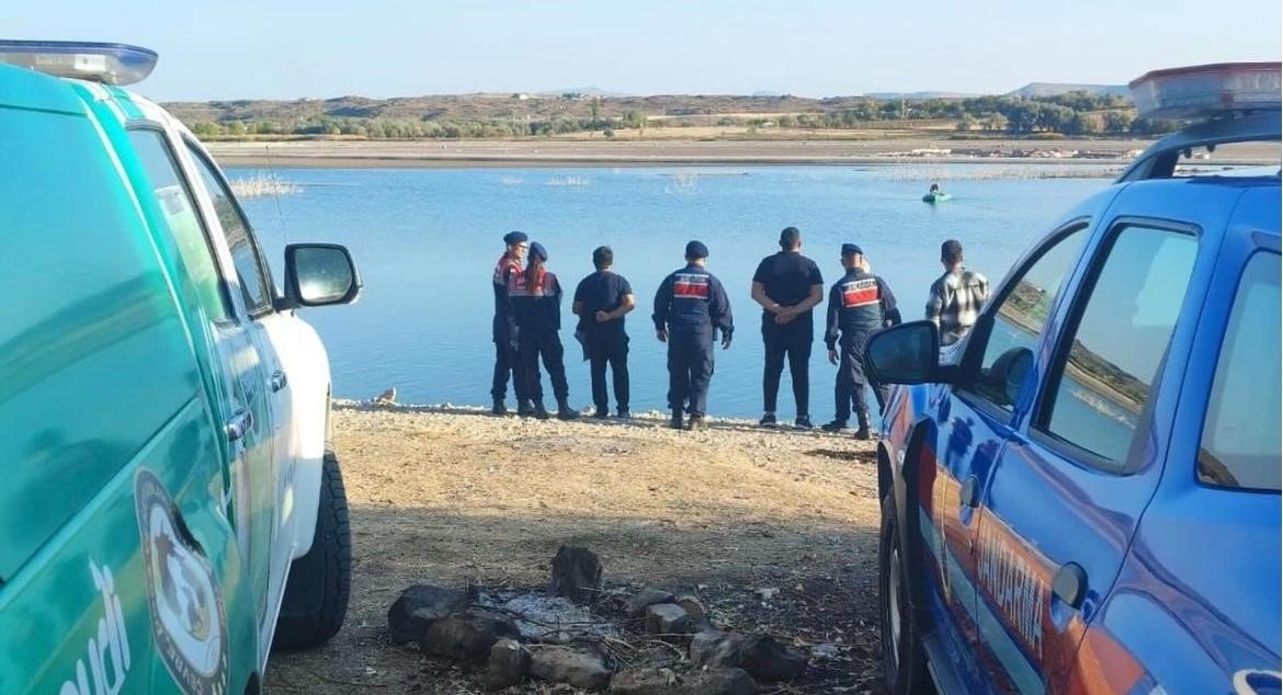 kacak-avlanan-1-ton-sazan-baligi-tekrar-irmaga-birakildi