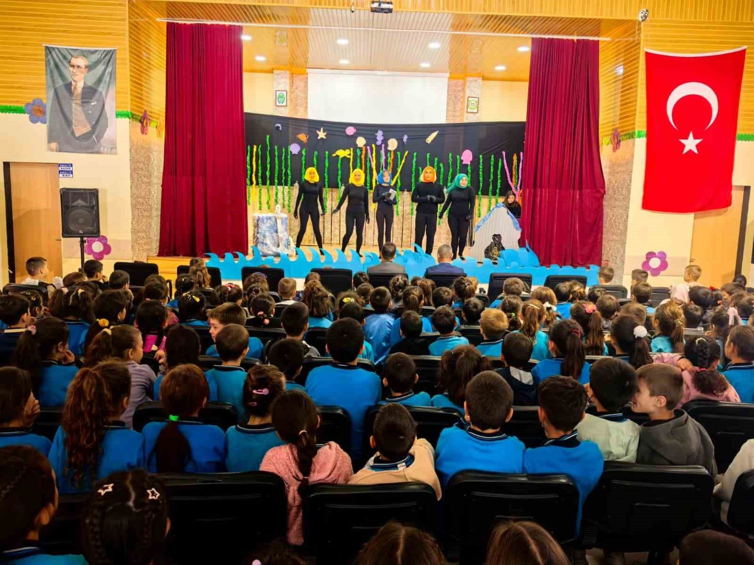 kavakliderede-gonullu-genclerden-miniklere-tiyatro-keyfi