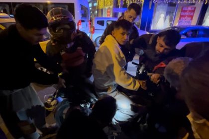 kaza-sonrasi-genc-surucunun-ayagi-motosikletin-pedal-demirine-sikisti