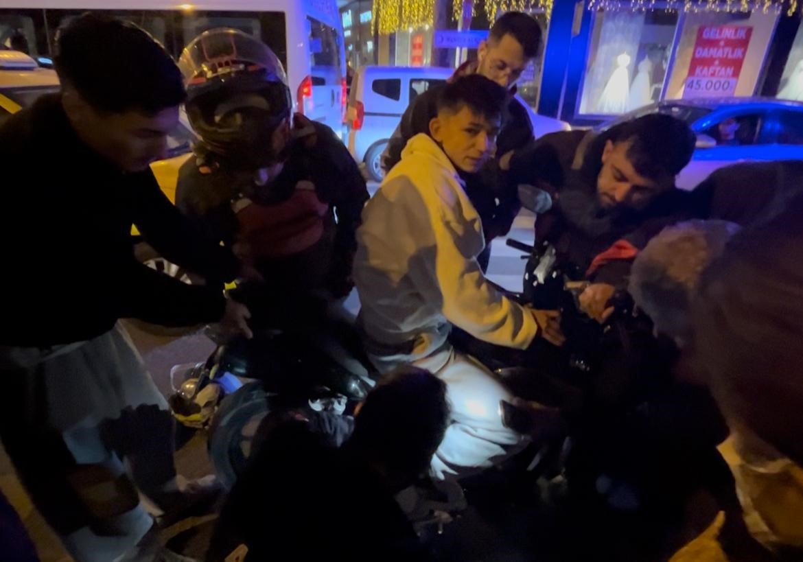 kaza-sonrasi-genc-surucunun-ayagi-motosikletin-pedal-demirine-sikisti