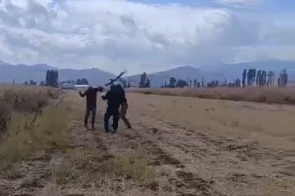 kizinin-gozu-onunde-babayi-darbettiler-olay-ani-kamerada