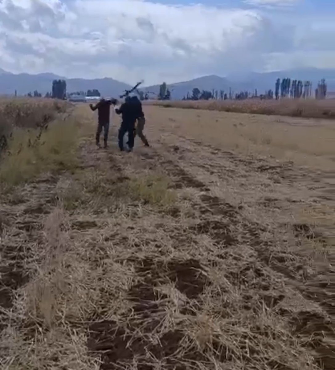 kizinin-gozu-onunde-babayi-darbettiler-olay-ani-kamerada