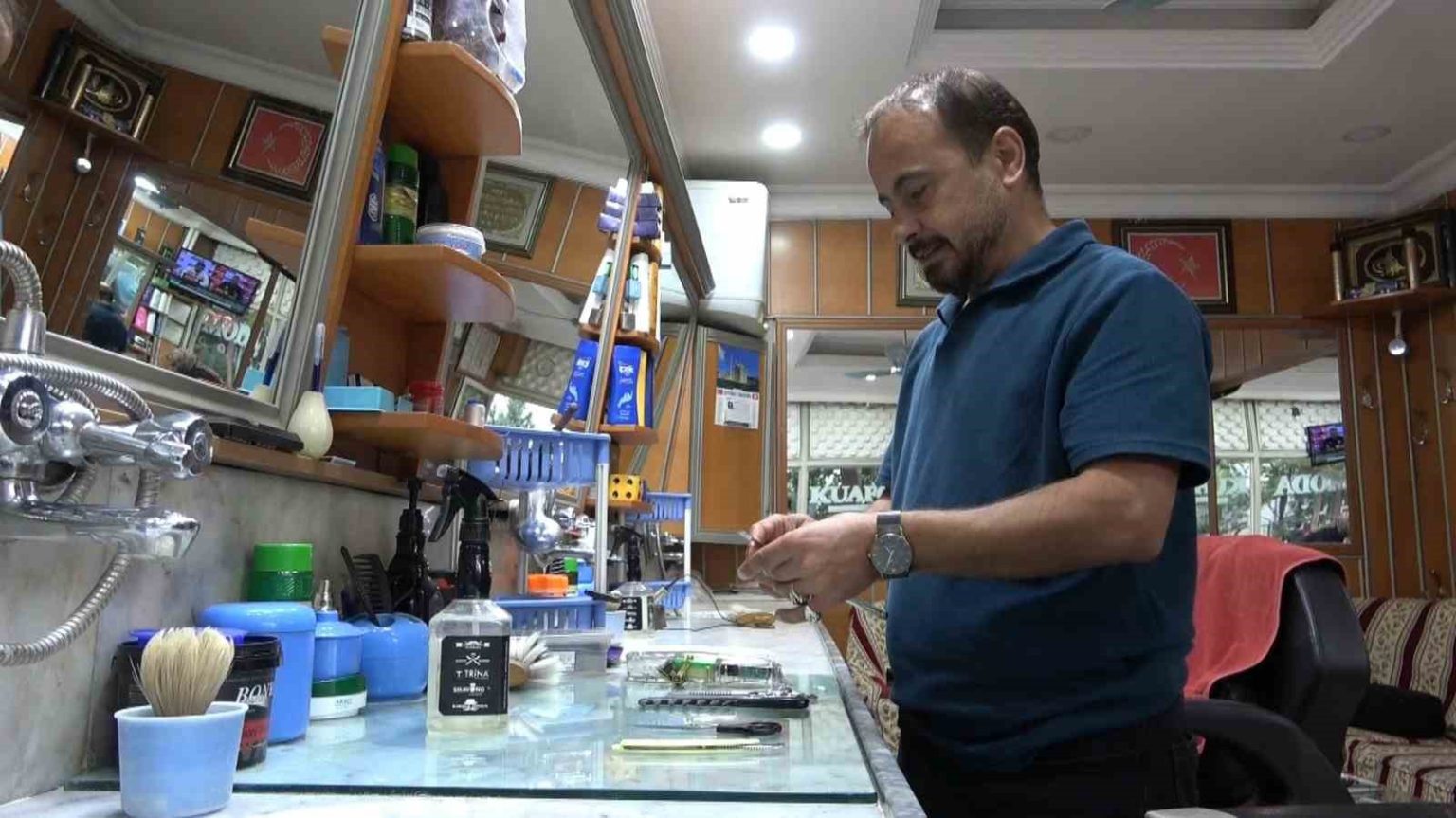 kuafor-yerine-berberi-tercih-ediyor-klasik-isletmesinde-hala-ceyrek-asir-onceki-musterisini-tiras-ediyor