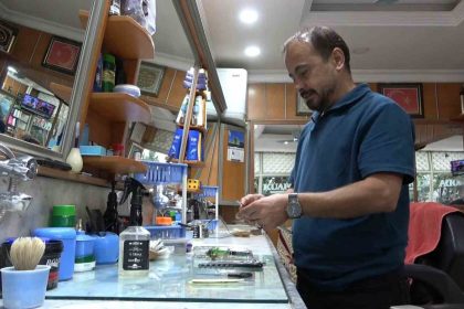kuafor-yerine-berberi-tercih-ediyor-klasik-isletmesinde-hala-ceyrek-asir-onceki-musterisini-tiras-ediyor