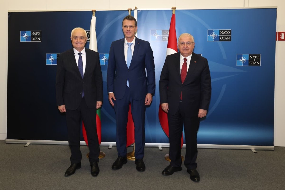 milli-savunma-bakani-guler-romanya-ve-bulgaristan-savunma-bakanlariyla-bir-araya-geldi