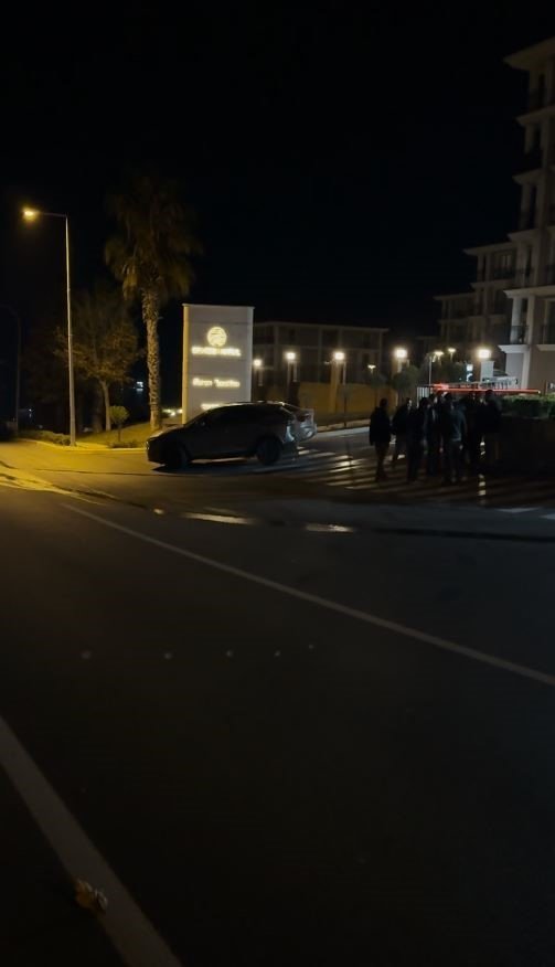 motosikletli-saldirganlar-4-kisinin-bulundugu-otomobili-kursunladi