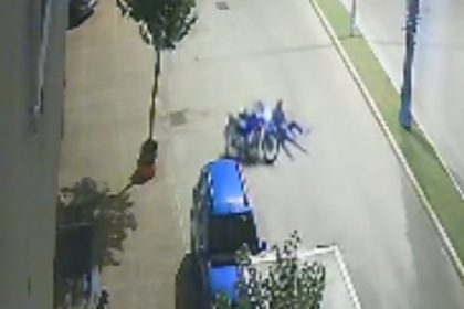 motosikletlinin-yola-savrulup-olay-yerinden-uzaklasmasi-kamerada