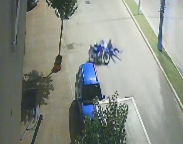 motosikletlinin-yola-savrulup-olay-yerinden-uzaklasmasi-kamerada