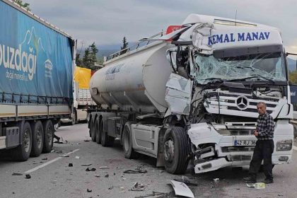 otoyolda-kaza-hurdaya-donen-tirdan-burnu-bile-kanamadan-cikti