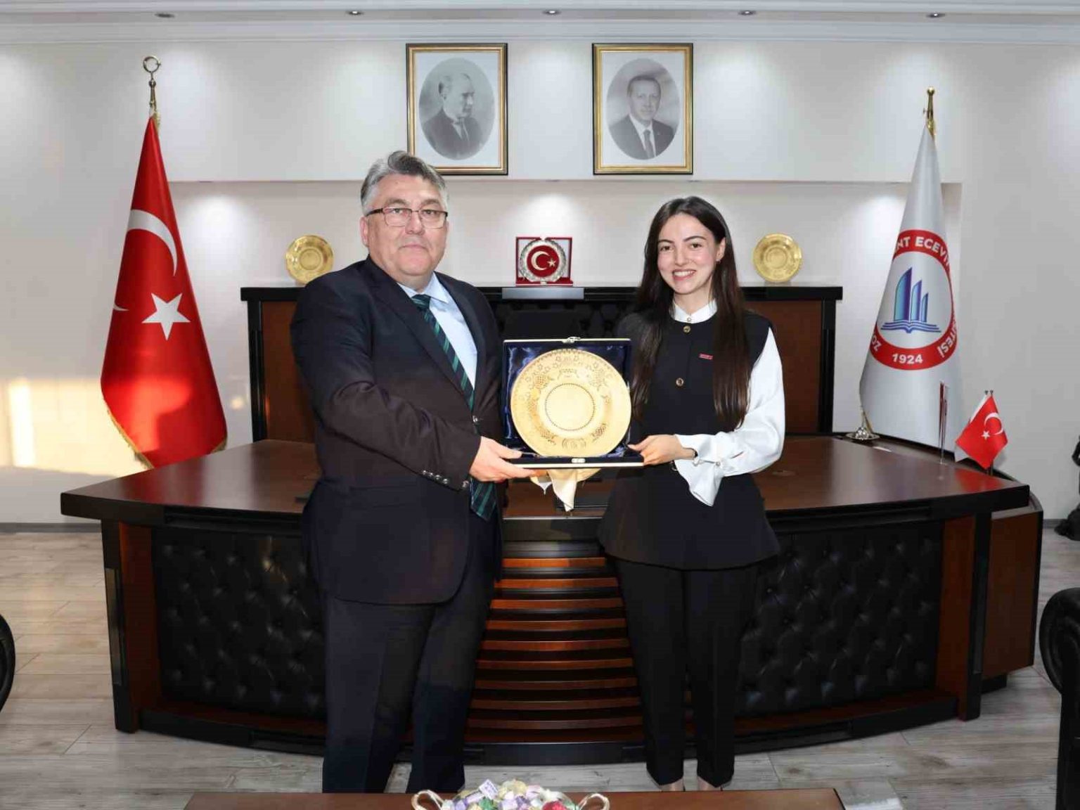 rektor-ozolcer-yilin-doktora-tezi-odulu-sahibi-dr-ogr-uyesi-timuru-makaminda-kabul-etti