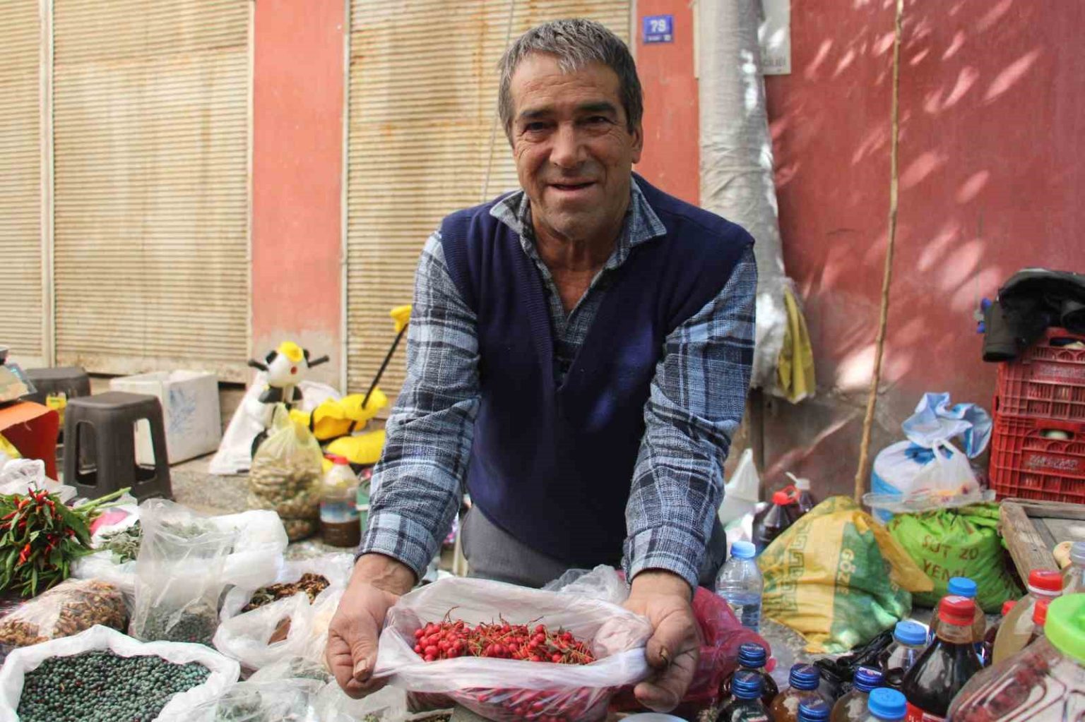 sonbaharin-kirmizisi-kizilcik-pazar-tezgahlarinda