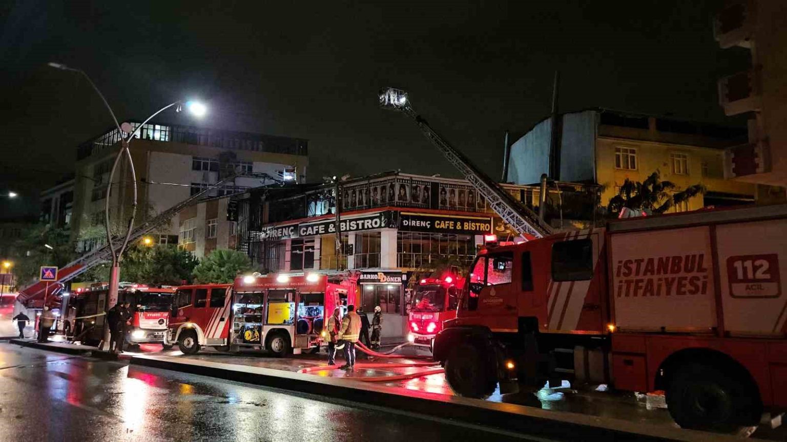 sultangazide-kafenin-catisi-alevlere-teslim-oldu