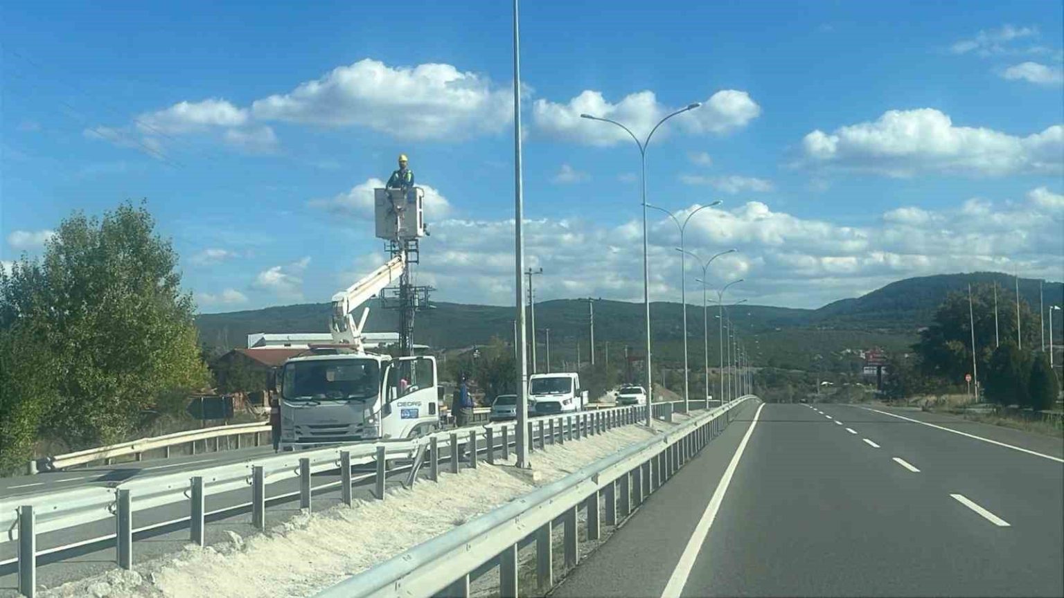 tavsanli-cevre-yolunda-aydinlatma-calismalari-suruyor