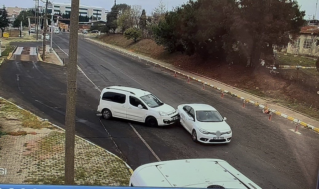 tekirdagda-kontrolsuz-donus-yapan-arac-kazaya-neden-oldu-1-yarali