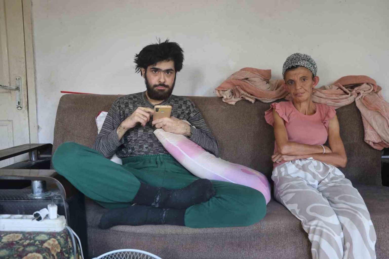 telefon-bagimlisi-genc-3-yildir-evden-disari-ne-tek-bir-adim-atti-ne-de-beslenmek-disinda-bir-sey-yapti