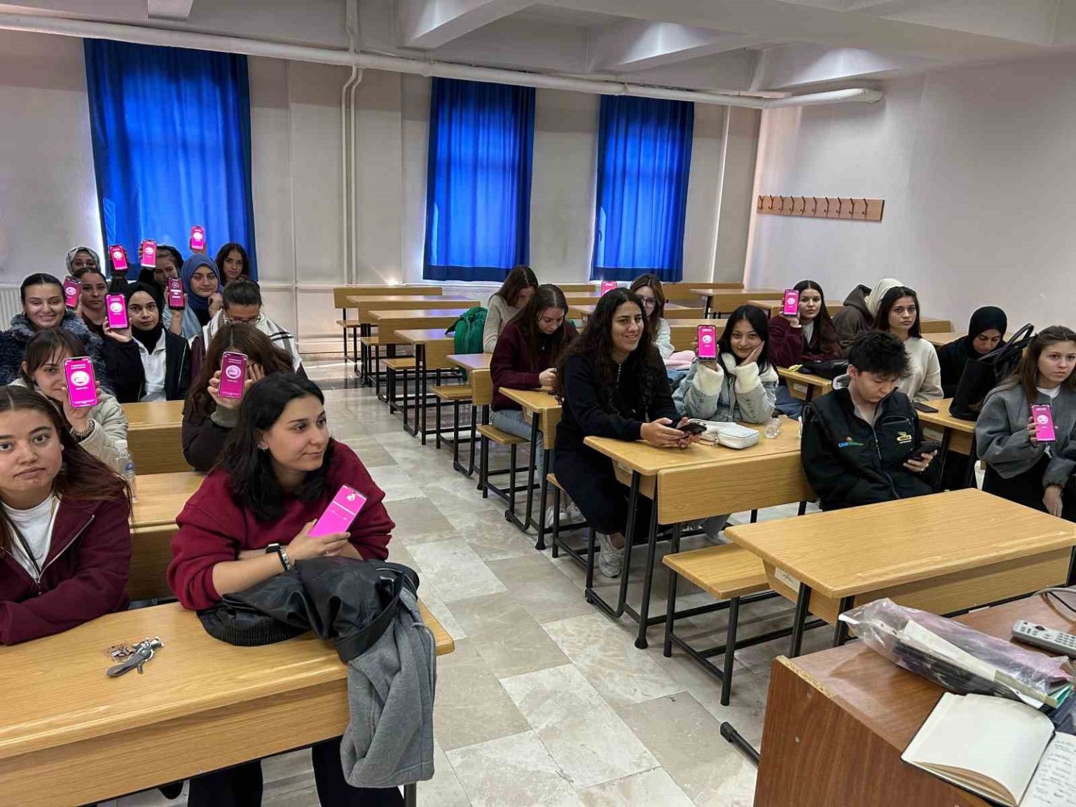 universite-ogrencilerine-siddetle-mucadele-anlatildi