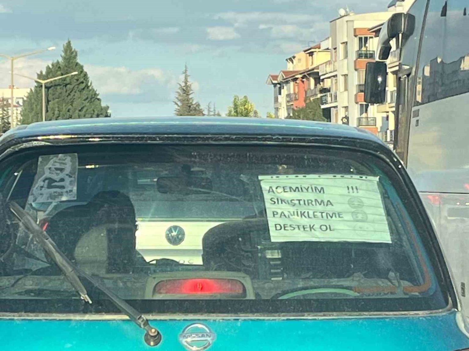 acemi-surucunun-arabasina-astigi-not-dikkat-cekiyor