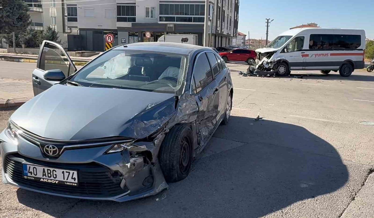 aksarayda-otomobil-ile-servis-minibusu-carpisti-1-yarali