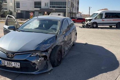 aksarayda-otomobil-ile-servis-minibusu-carpisti-1-yarali