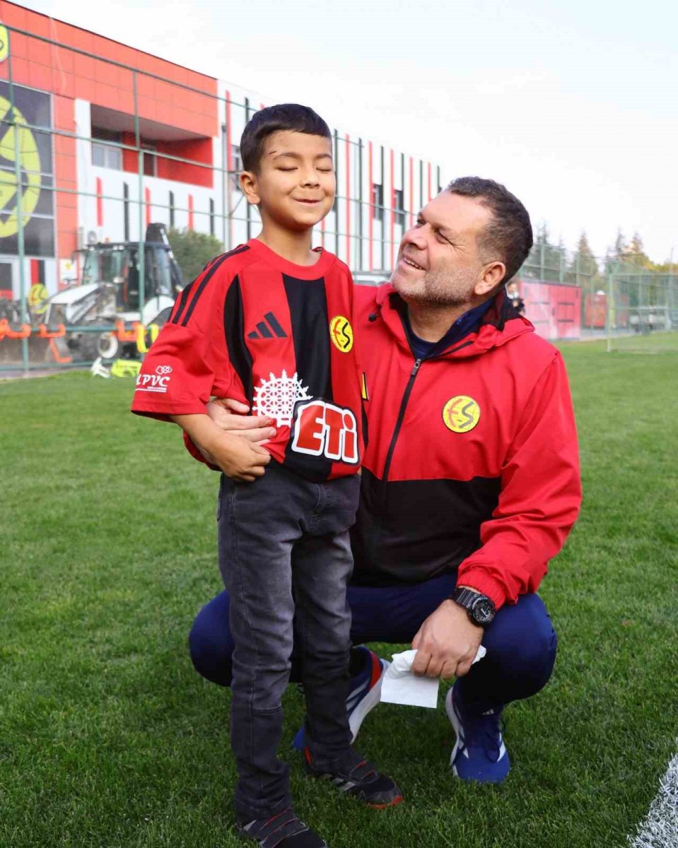 ameliyatla-gorme-kabiliyetini-kazan-hamit-eskisehirspor-antrenmanini-seyretti
