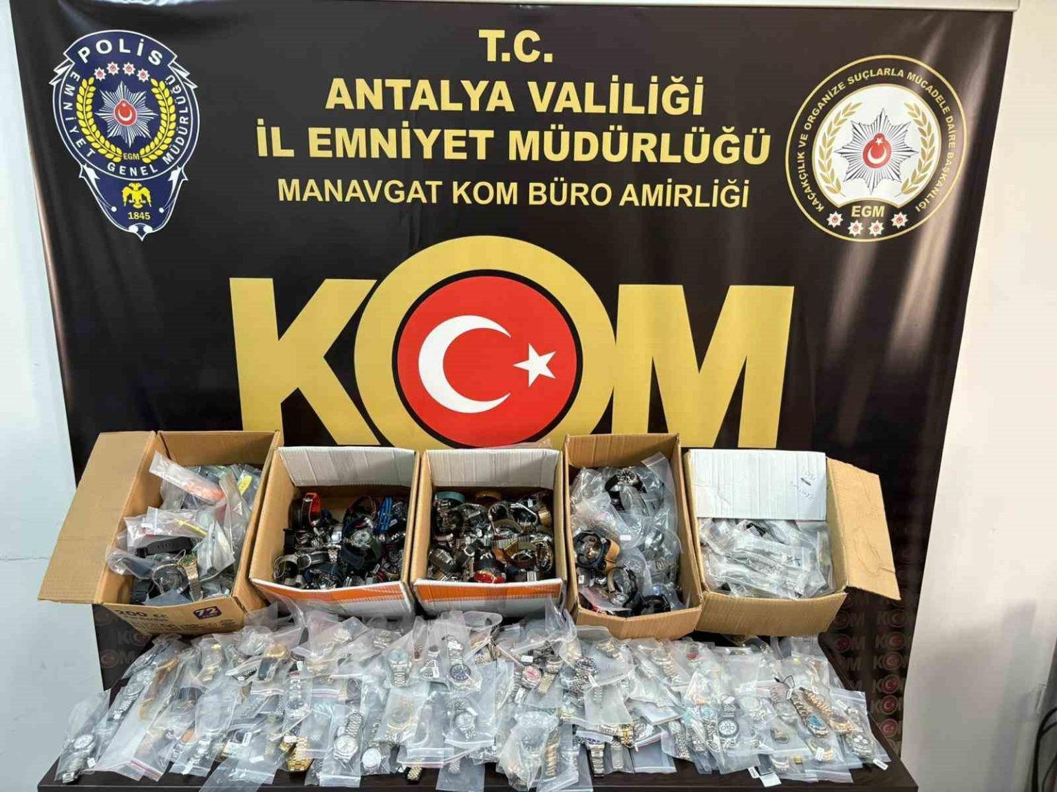 antalyada-cok-sayida-kacak-urun-ele-gecirildi