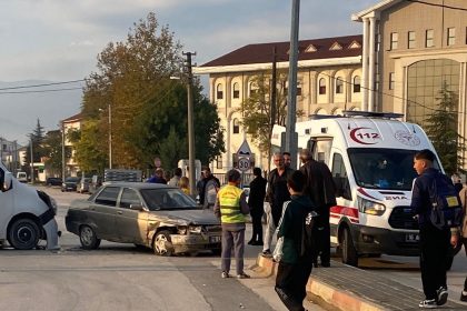 ara-sokaktan-cikan-servis-kazaya-sebep-oldu-1-yarali