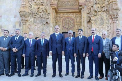 bakan-ersoy-divrigi-ulu-camii-ve-darussifasini-ziyaret-etti-tescilli-divrigi-pilavindan-tatti