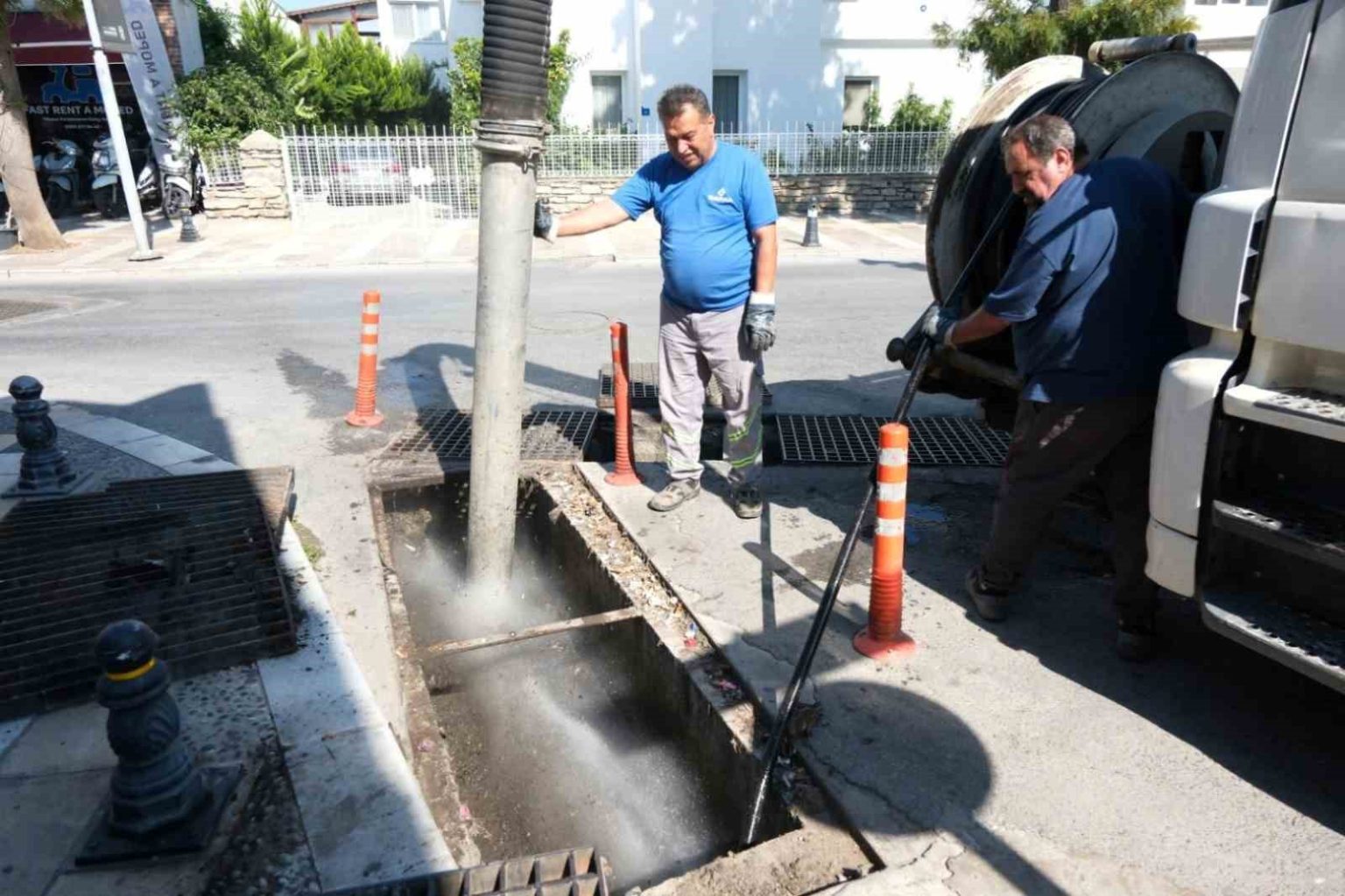 bodrumda-mazgal-ve-yagmur-suyu-hatti-temizligi-suruyor
