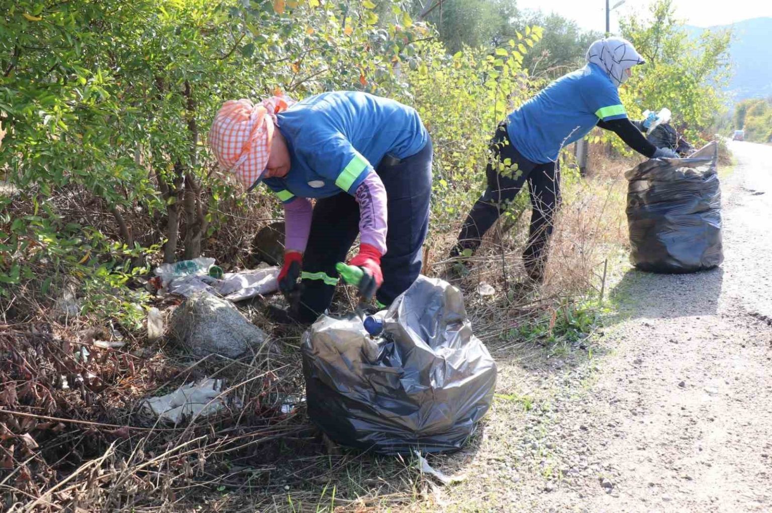 bozdogan-belediyesinden-yol-kenarlarinda-temizlik-calismasi