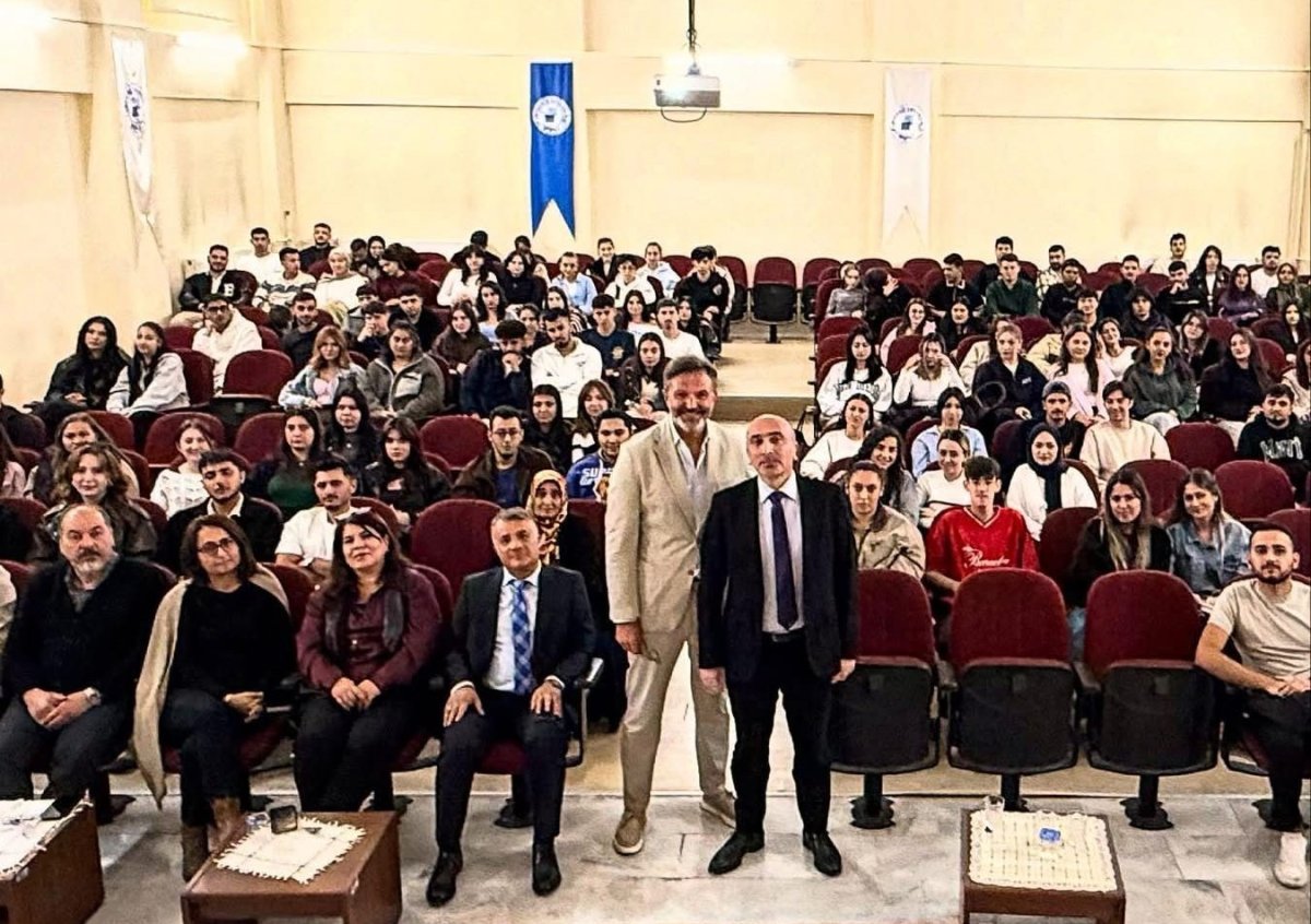 deneyimlerini-universiteli-genclerle-paylasti
