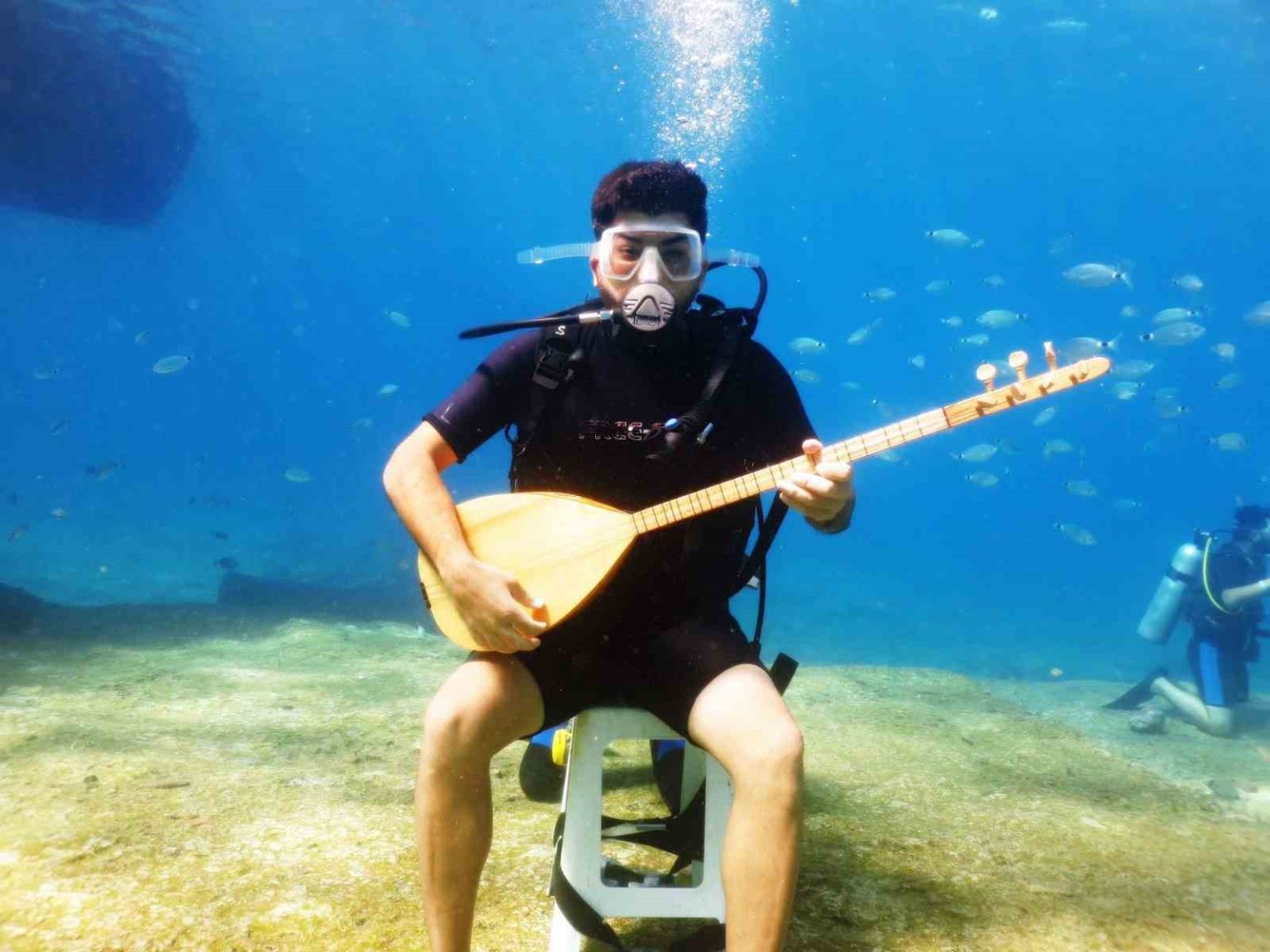 deniz-dibinde-saz-calip-turku-soyledi