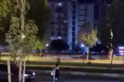 diyarbakirda-saskina-ceviren-goruntu-kadin-ana-yolda-kendini-seyir-halindeki-araclarin-onune-atti