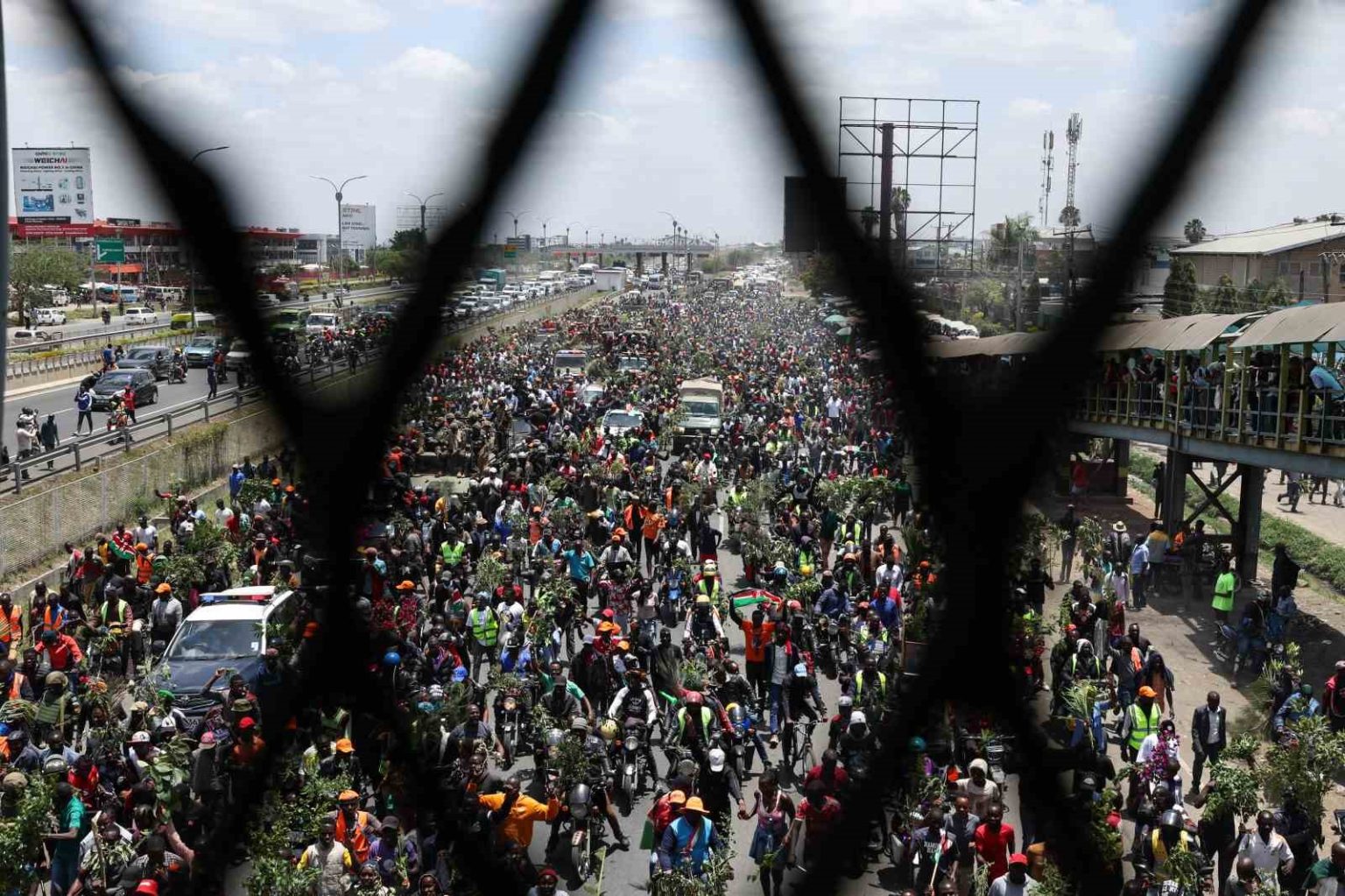 eski-kenya-basbakani-odinganin-cenazesinde-polisle-ziyaretciler-arasinda-catisma-en-az-4-olu